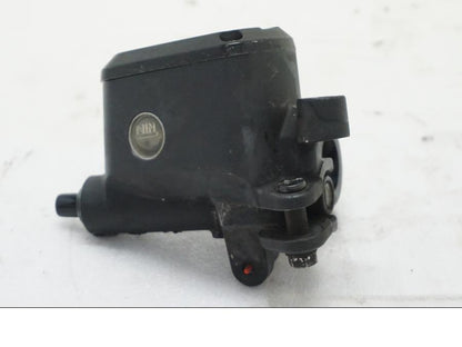 Framsidan på Kopplingshuvudcylinder från en Aprilia SL 750 Shiver -2008 motorcykel.