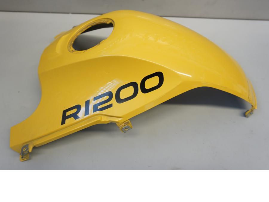 Baksidan på Bensintankskåpa från en BMW R 1200 GSA -2011 motorcykel.