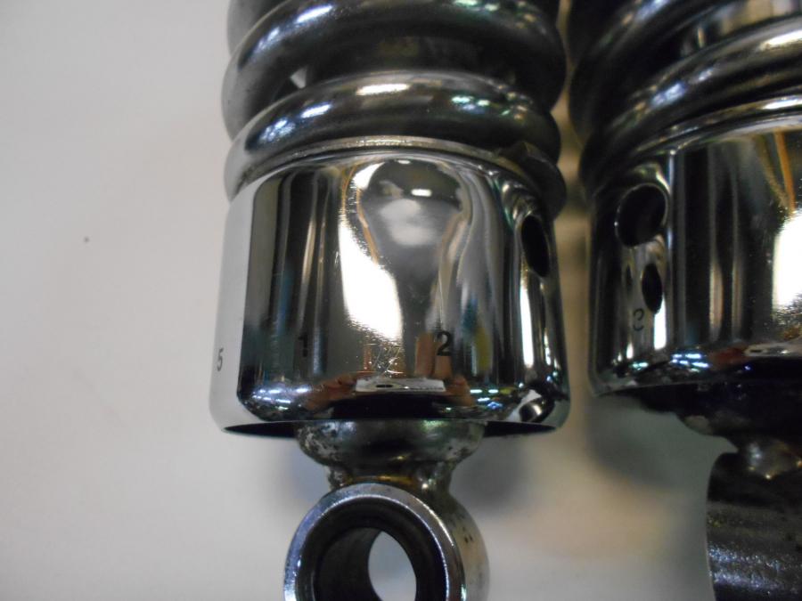 Snett uppifrån på Stötdämpare från en Triumph Rocket III -2006 motorcykel.