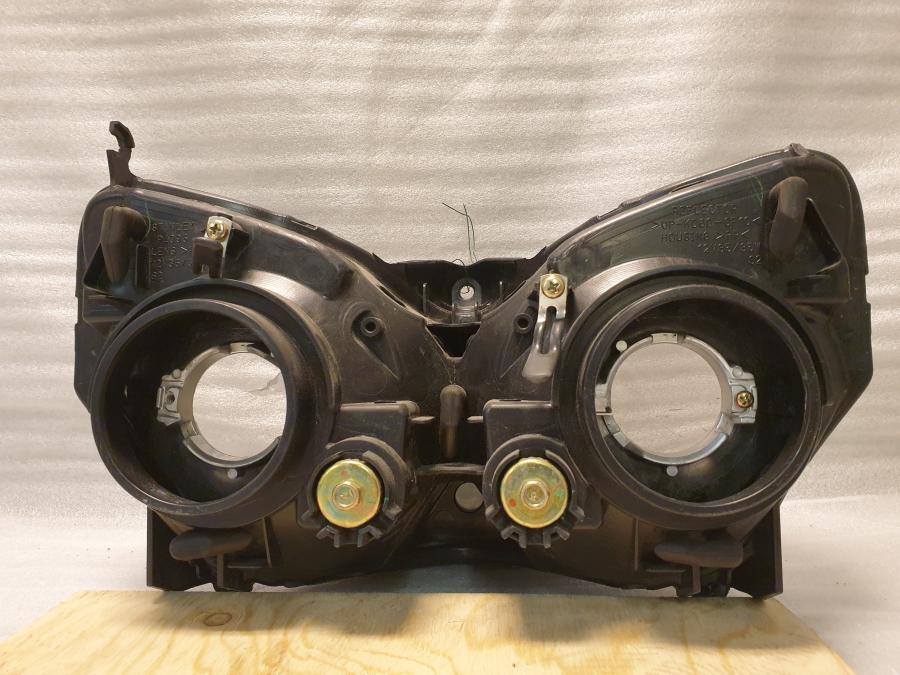 Vänster sida på Strålkastare från en Honda CBR 125 R -2004 motorcykel.