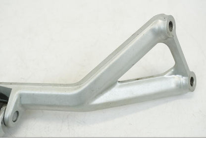 Vänster sida på Fotpinne från en Ducati Streetfighter V4 -2020 motorcykel.