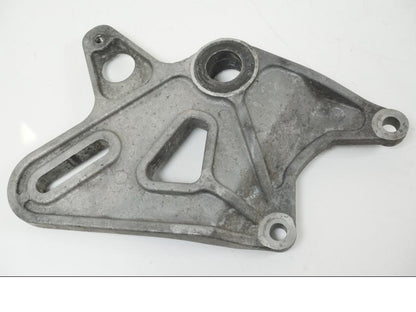 Framsidan på Bromsoksfäste från en Aprilia RS 125 -2008 motorcykel.