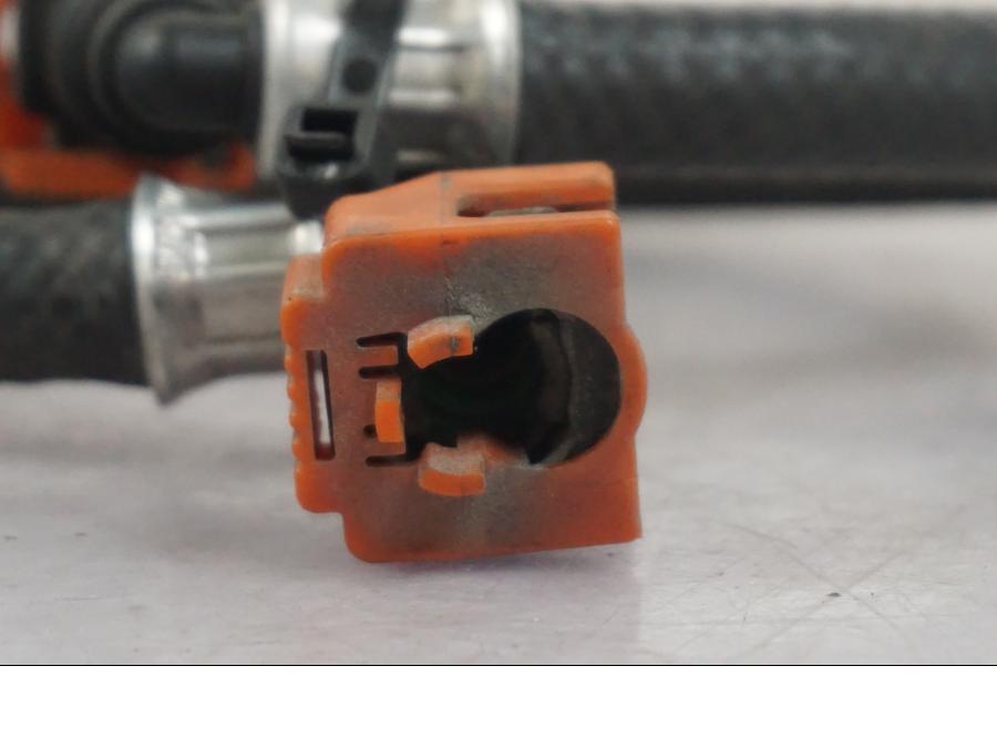 Snett nerifrån på Bensinledning från en Triumph Tiger -2009 motorcykel.