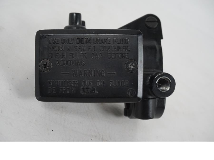 Snett nerifrån på Bromshuvudcylinder från en Kawasaki Z 750 -2006 motorcykel.