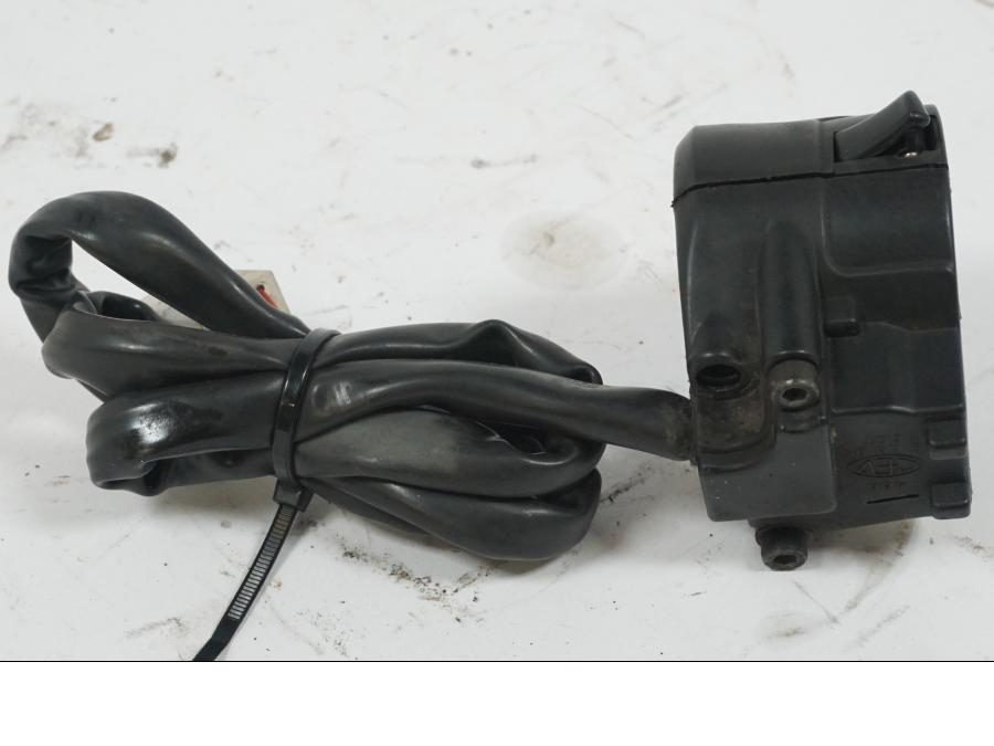 Snett uppifrån på Styrelreglage från en BMW F 650 -1998 motorcykel.