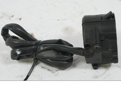 Snett uppifrån på Styrelreglage från en BMW F 650 -1998 motorcykel.