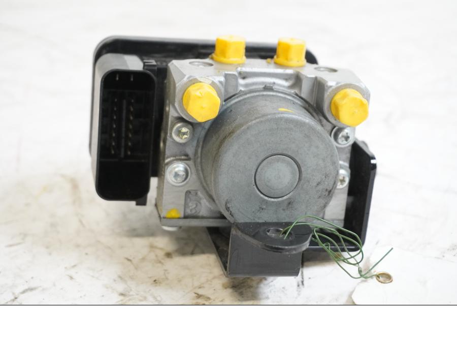 Framsidan på ABS Modulator från en Kawasaki Ninja 300 -2014 motorcykel.