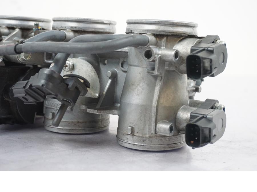 Snett uppifrån på Spjällhus från en Kawasaki ZX-6R -2011 motorcykel.