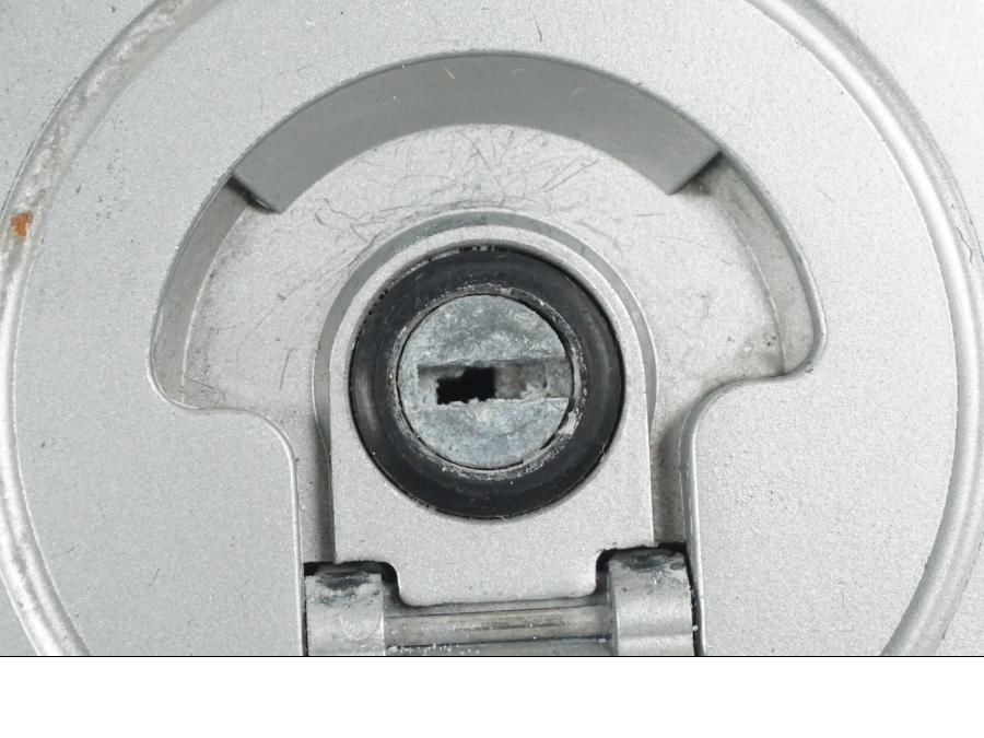 Vänster sida på <p>Låssats från Honda XL 650 V 2000.</p>

<p>1st nyckel, tändningslås, sadellås, tanklock/lås.</p>

<p>HISS antenn. Slitage av lack på tändningslåset se bild.</p> motorcykel.