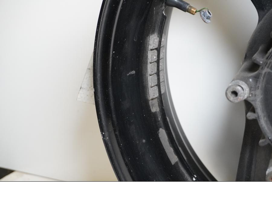 Snett nerifrån på Fälg från en Honda CBR 1000 F -1993 motorcykel.