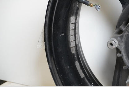 Snett nerifrån på Fälg från en Honda CBR 1000 F -1993 motorcykel.