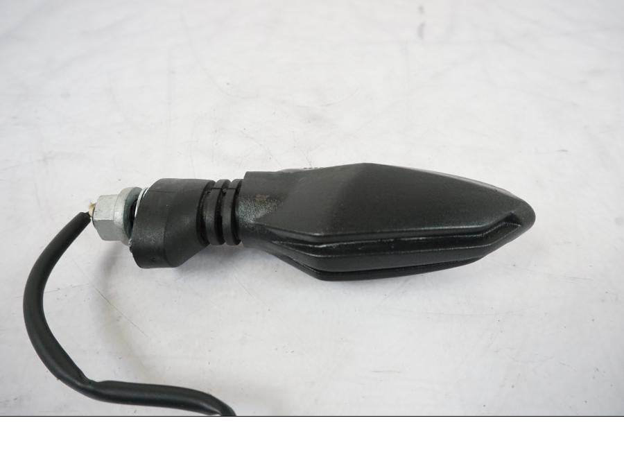 Snett uppifrån på Blinkers LED från en KTM 790 Duke -2019 motorcykel.