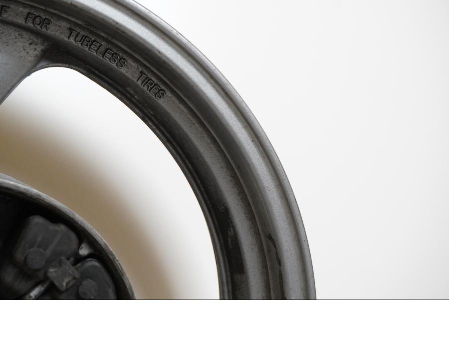 Vänster sida på Fälg från en Yamaha FJ 1200 -1989 motorcykel.