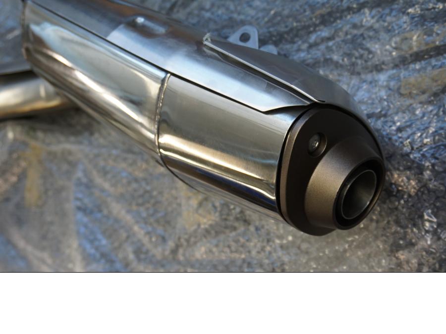 Vänster sida på Ljuddämpare från en Honda CBR 600 RR -2004 motorcykel.