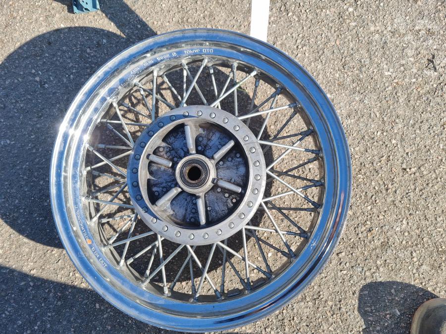 Framsidan på Fälg från en Yamaha XV 1600 -2002 motorcykel.