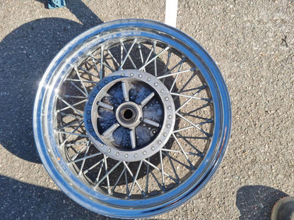 Framsidan på Fälg från en Yamaha XV 1600 -2002 motorcykel.