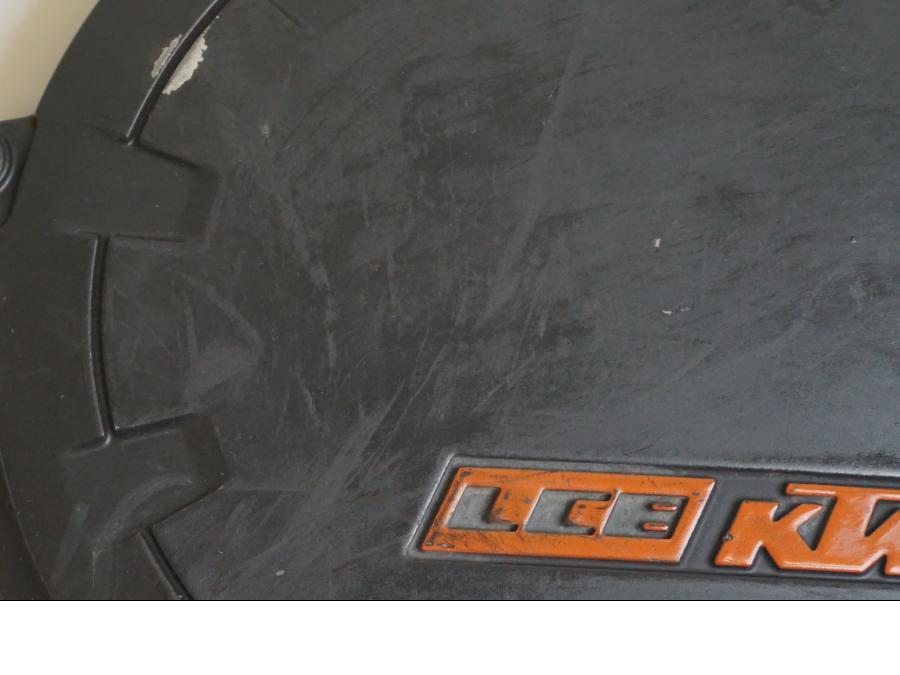 Baksidan på Kopplingskåpa från en KTM 1190 Adventure -2015 motorcykel.