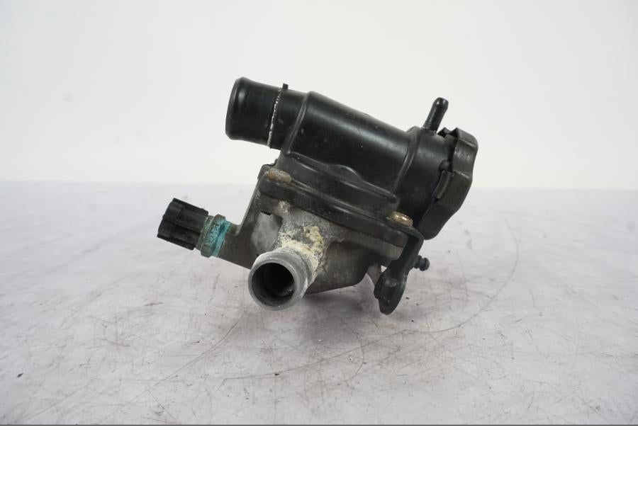 Höger sida på Vattentermostathus från en Kawasaki VN 1500 -2003 motorcykel.