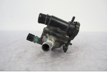 Höger sida på Vattentermostathus från en Kawasaki VN 1500 -2003 motorcykel.