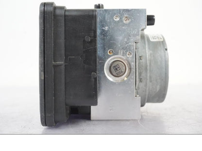 Snett nerifrån på ABS Modulator från en BMW R 1250 GS -2019 motorcykel.