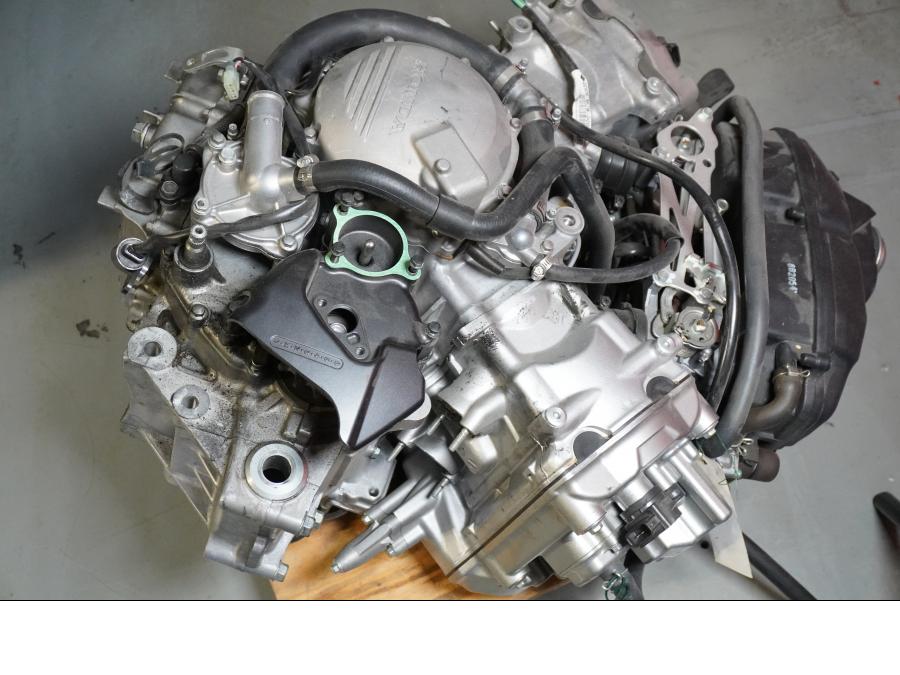 Framsidan på Motor från en Honda VFR 800 -2008 motorcykel.