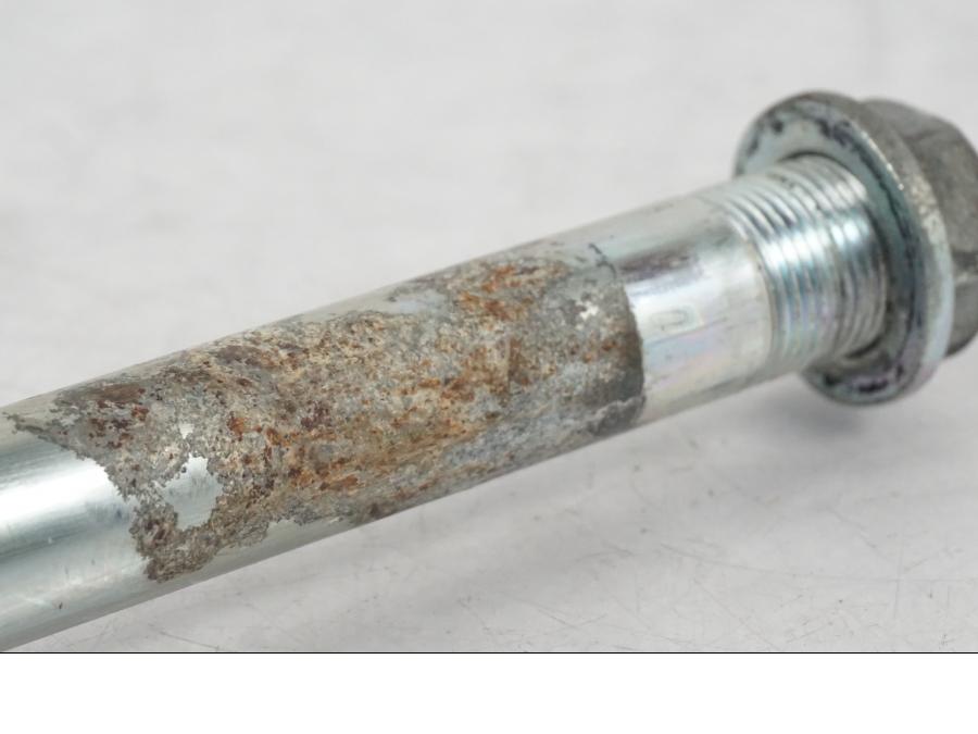 Baksidan på Axel från en Kawasaki ER-6N ABS -2010 motorcykel.