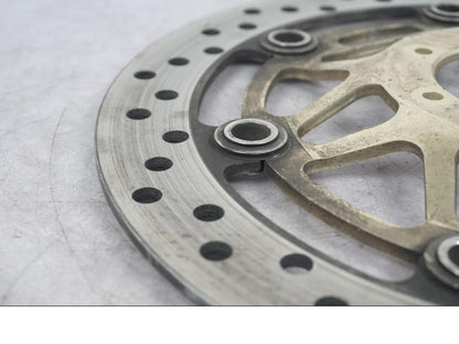 Baksidan på Bromsskiva från en Honda VFR 800 -1998 motorcykel.