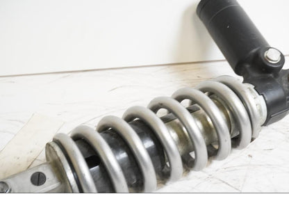 Snett nerifrån på Stötdämpare från en Kawasaki Z 1000 -2008 motorcykel.