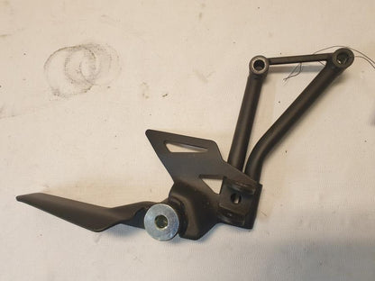 Framsidan på Fotpinnefäste från en Kawasaki Z 125 -2019 motorcykel.