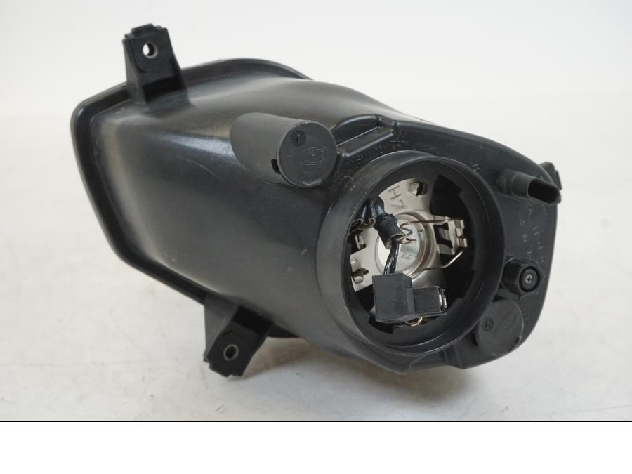 Snett nerifrån på Strålkastare från en BMW S 1000 R -2013 motorcykel.