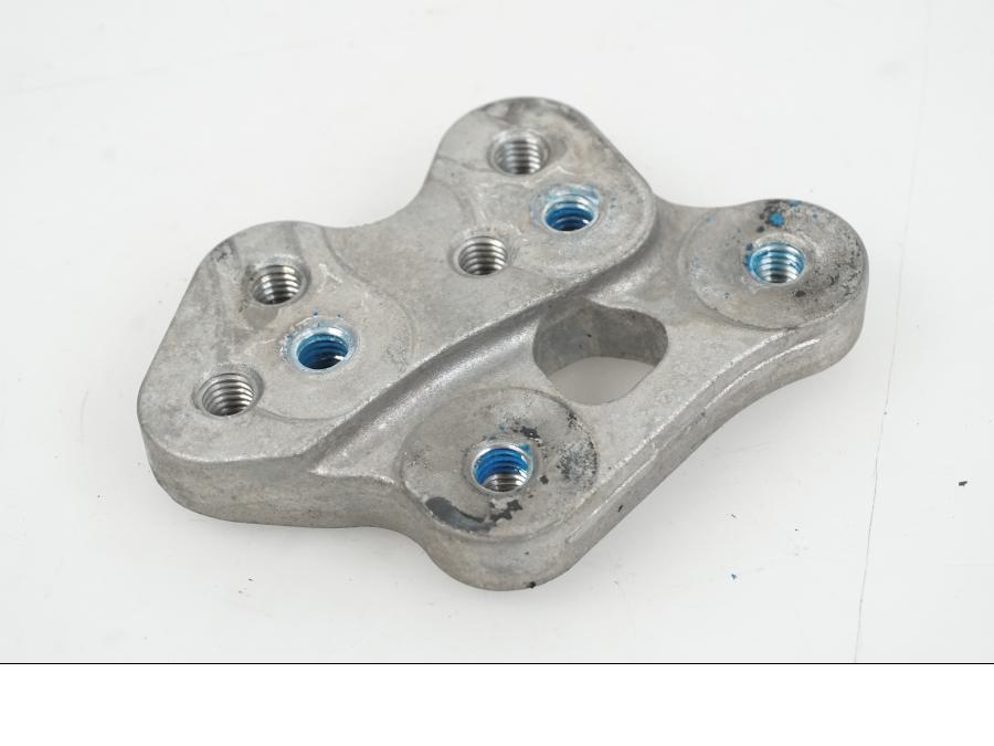 Framsidan på Fotpinnefäste inre från en Suzuki GSX-R 1000 -2007 motorcykel.