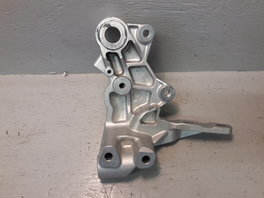 Baksidan på Fotpinnefäste från en KTM 690 SMC -2016 motorcykel.