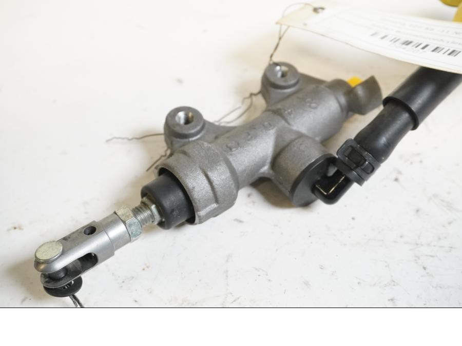 Höger sida på Bromshuvudcylinder från en Yamaha YZF R6 -2011 motorcykel.