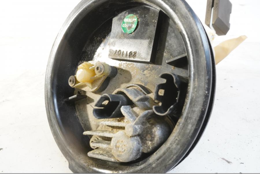 Snett uppifrån på Bensinpump insprut från en BMW F 800 GS -2008 motorcykel.