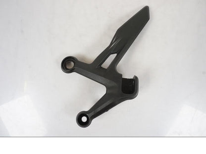 Framsidan på Fotpinnefäste från en KTM 790 Duke -2019 motorcykel.