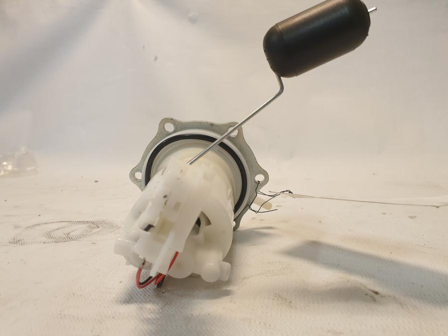 Vänster sida på Bensinpump insprut från en Kawasaki Z 125 -2019 motorcykel.