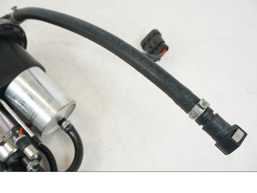 Vänster sida på Bensinpump insprut från en Aprilia Tuono V4R -2011 motorcykel.