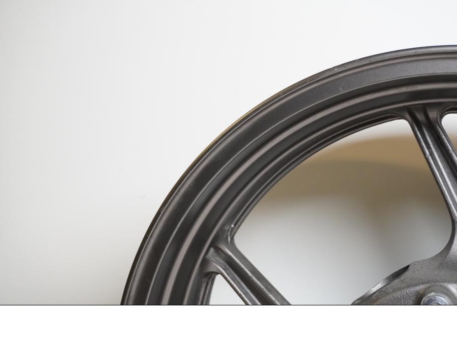 Snett nerifrån på Fälg från en Kawasaki Versys 1000 -2012 motorcykel.