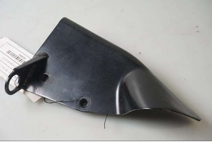 Framsidan på Bromshuvudcylinderskydd från en Suzuki M 1800 -2009 motorcykel.