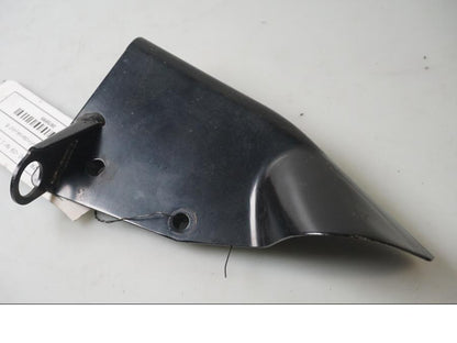 Framsidan på Bromshuvudcylinderskydd från en Suzuki M 1800 -2009 motorcykel.