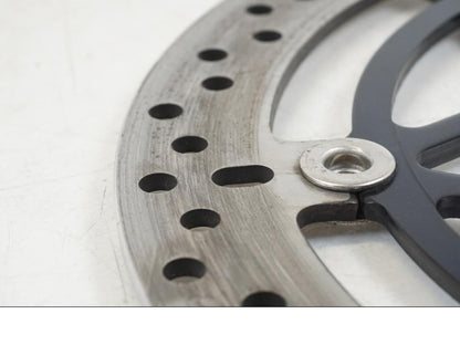 Vänster sida på Bromsskiva från en Triumph Speed Triple -2021 motorcykel.