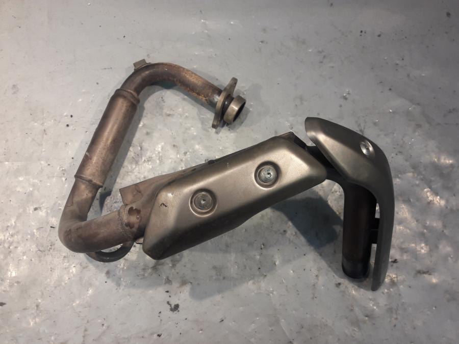 Baksidan på Grenrör från en Yamaha WR 125 -2010 motorcykel.