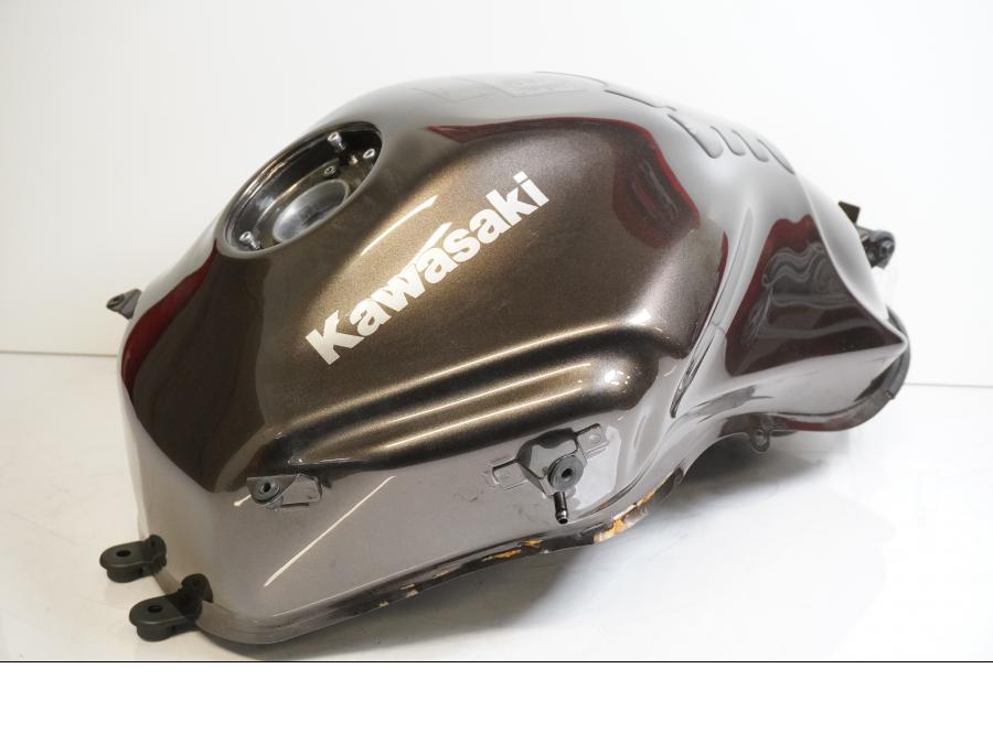 Framsidan på Bensintank från en Kawasaki Versys 1000 -2012 motorcykel.