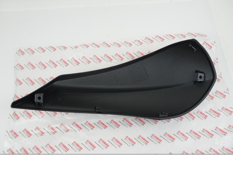 Höger sida på Framskärm från en Yamaha tricity 300 -2023 motorcykel.