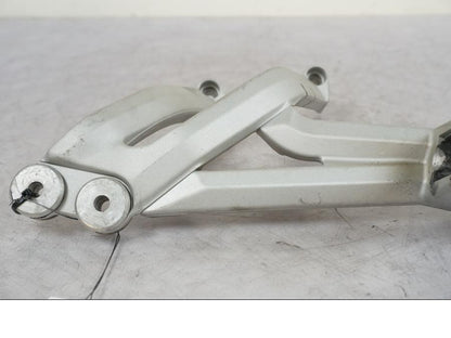 Vänster sida på Fotpinne från en KTM 690 SM R -2009 motorcykel.