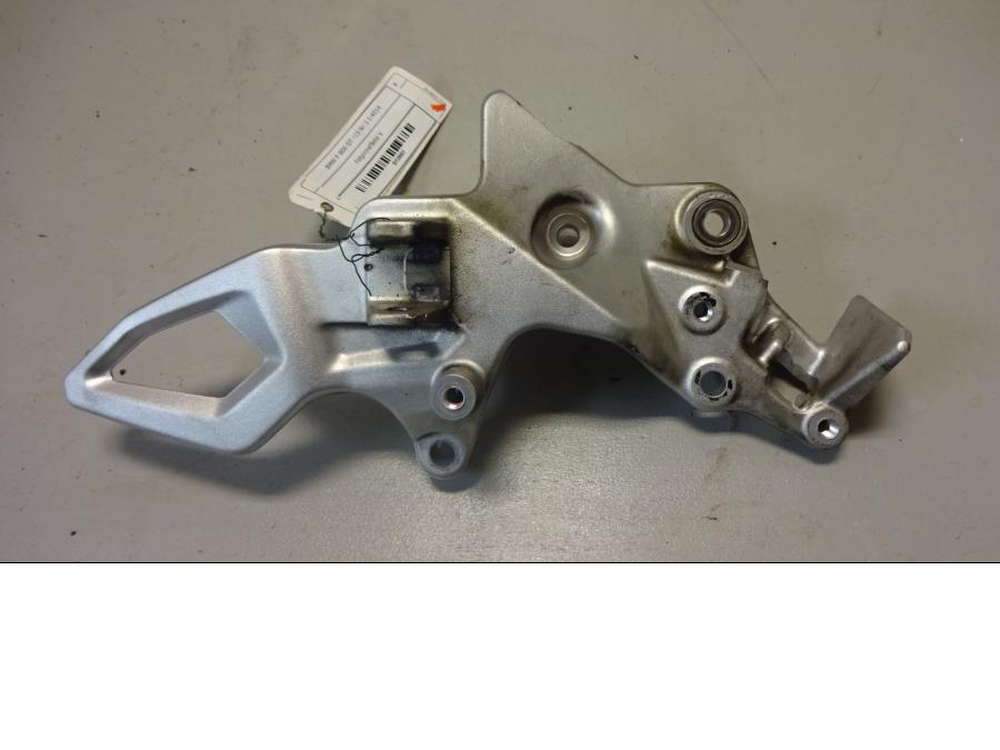 Framsidan på Fotpinnefäste från en BMW F 800 GT -2015 motorcykel.