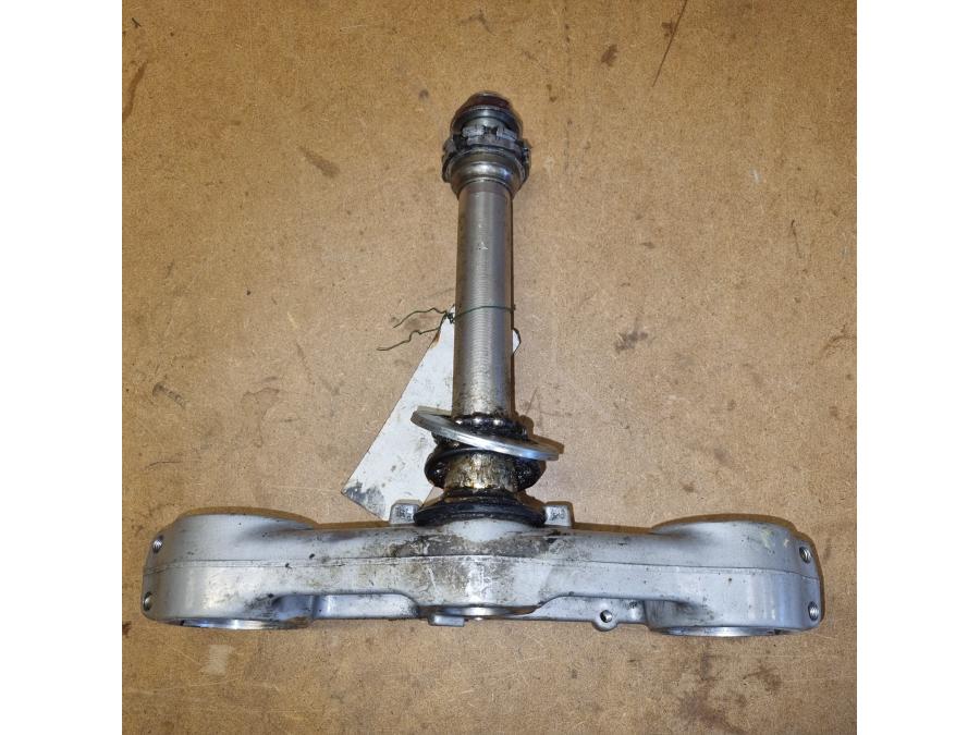 Framsidan på Gaffelkrona från en Honda CBR 900 RR -2002 motorcykel.