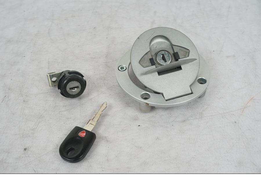 Framsidan på Låssats från en Ducati Monster -2018 motorcykel.