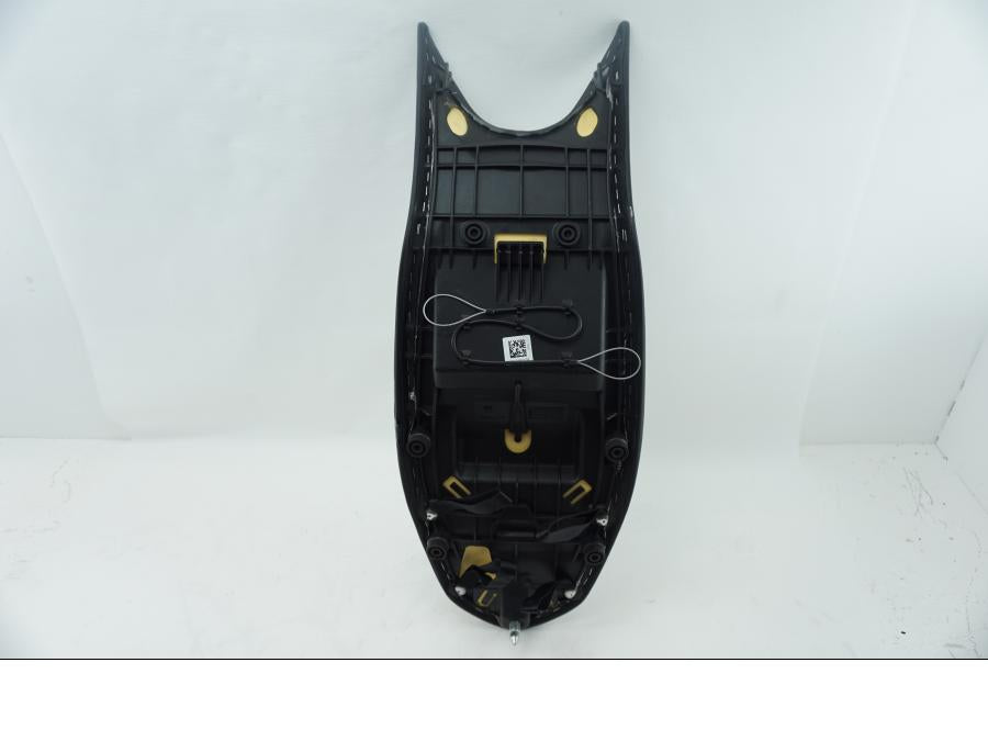 Snett uppifrån på Sadel från en Ducati Hyperstrada -2014 motorcykel.