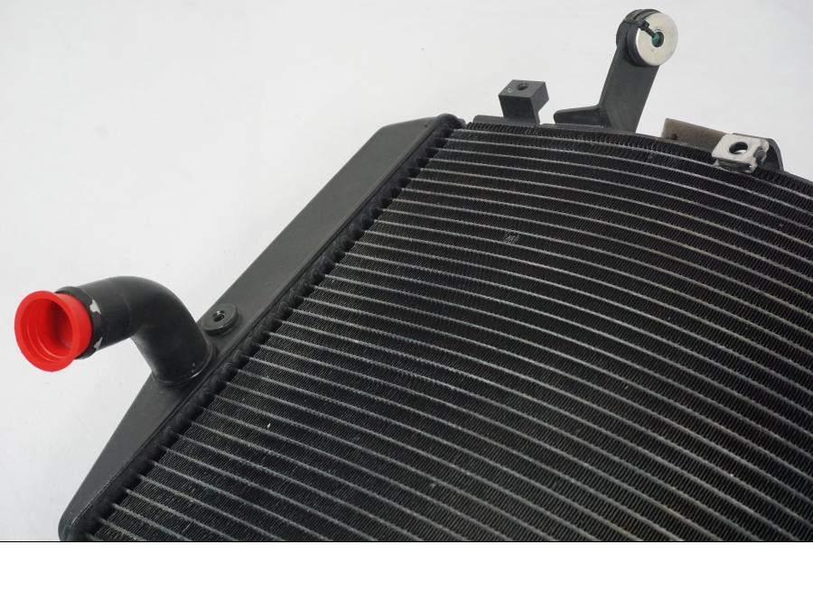 Extrabild4 på Vattenkyl från en Yamaha YZF 1000 R1 -2007 motorcykel.